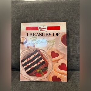 Hard Cover Duncan Hines Vintage Treasury of Baking Cookbook